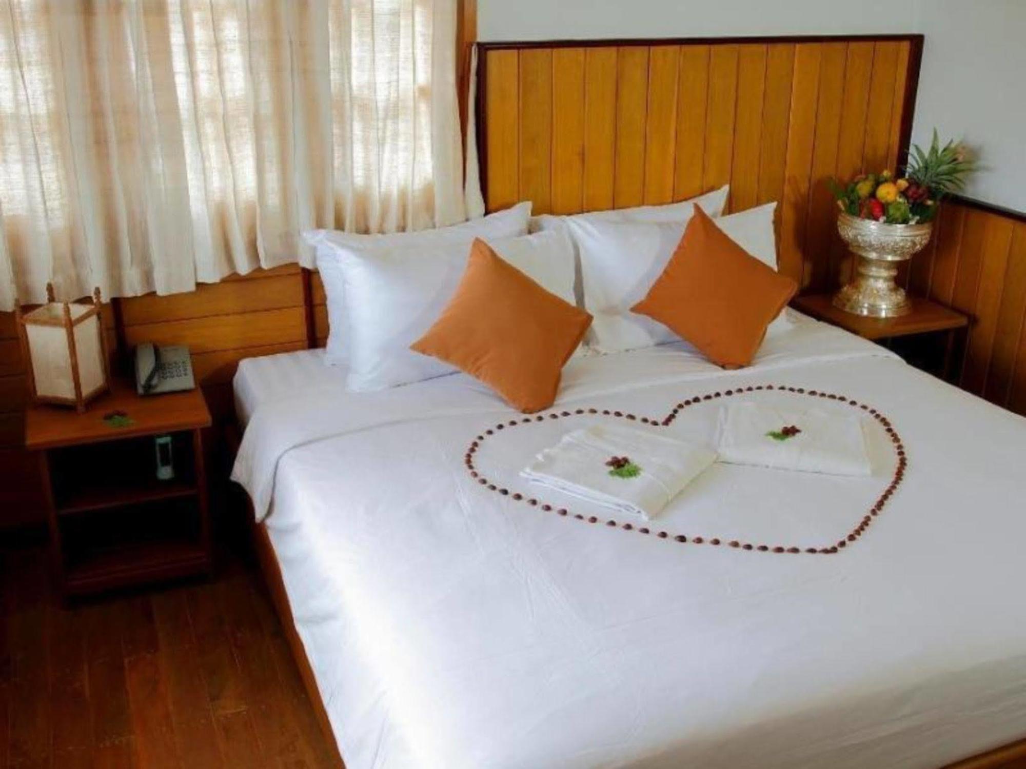 Inle Lotus Hotel Nyaungshwe Exteriör bild