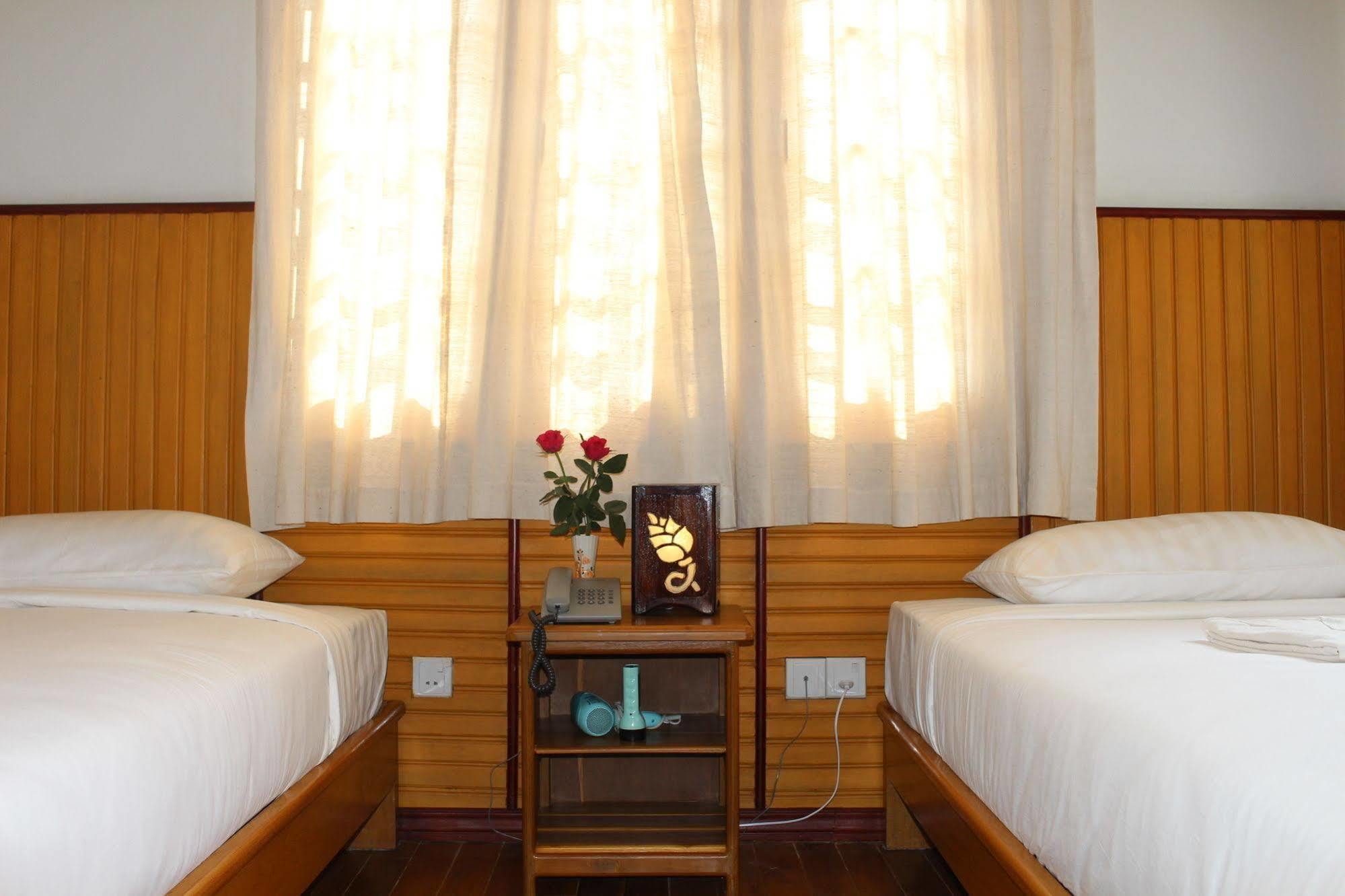 Inle Lotus Hotel Nyaungshwe Exteriör bild