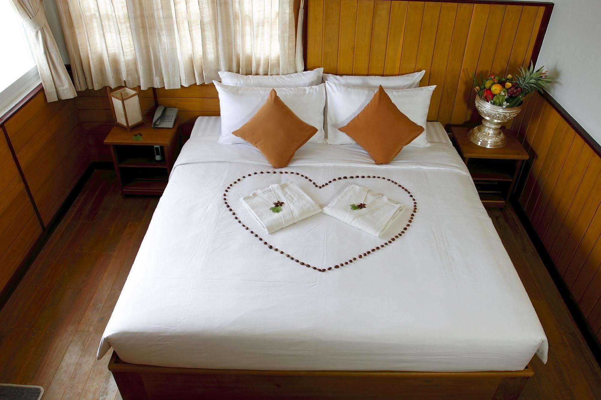 Inle Lotus Hotel Nyaungshwe Exteriör bild